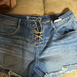 BNWT Ladies No Boundaries lace up shorts